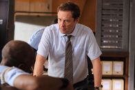 Death in Paradise – DI Jack Mooney (Ardal O'Hanlon, r.) und Dwayne Myers (Danny John-Jules, l.) besprechen mögliche Motive des Mörders.