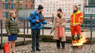 Rote Rosen – Simon (Thore Lüthje) überrascht und überzeugt Ben (Hakim-Michael Meziani) mit einer Brandschutzschulung im Drei Könige mit Jolina (Hanna-Marie Hofmann) und Amelie (Lara-Isabelle Rentinck).