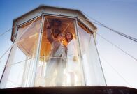 Mord im Mittsommer – Noch genießen Signe (Harriet Andersson) und Nora (Alexandra Rapaport) die Aussicht vom Leuchtturm.