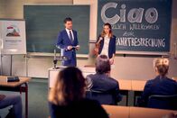 Heldt – Norbert Preuss (Simon Böer, l.) zieht alle Register, um Andrea Müller (Katharina Behrens, r.), die Lehrerin seines Sohnes, vor versammelter Elternschaft zu diskreditieren.