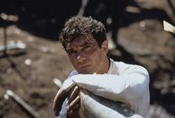 Der dreizehnte Krieger – Der arabische Edelmann Ahmed Ibn Fahdlan (Antonio Banderas) wird wegen einer Affäre mit einer verheirateten Frau des Landes verwiesen.