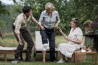 Der Ranger - Paradies Heimat – Mit ihrem verletzten Knie fällt Rike (mi., Eva-Maria Grein von Friedl) für einige Zeit im Sägewerk aus. Jonas Waldek (Philipp Danne), Monika Waldek (Heike Jonca)
