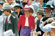 The Princess - Lady Diana – Prinzessin Diana besucht Ascot in lila und rosa Mütze und mit rosa Blazer