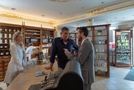 Der Bergdoktor – Eigentlich sollte sich Kai Riegert (Pablo Sprungala, r.) dringend eine Auszeit von seinem stressigen Job nehmen, doch er will nicht auf den Rat von Dr. Martin Gruber (Hans Sigl, m.) hören. Stattdessen besorgt er sich bei der Apothekerin Franziska (Simone Hanselmann, l.) starke Schmerzmittel.