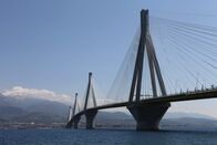 Griechenland - Von Insel zu Insel – Die gigantische Schrägseilbrücke von Rio verbindet den Peloponnes mit dem Festland.