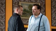 Das Begräbnis – Wiedersehen der beiden Brüder Torsten (Devid Striesow, li.) und Mario (Charly Hübner)