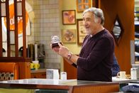 Superior Donuts – Noch ahnt Arthur (Judd Hirsch) nicht, dass sein Baseball-Andenken schon bald nicht mehr an seinem Platz sein wird - nach einem "Begegnungstag" zwischen Polizisten und Bewohnern des Viertels ...