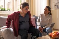 In aller Freundschaft – Hilda Renner (Karoline Teska, li.) ist hochschwanger mit miteinander verbundenen Zwillingen. Sie war gerade zur Schwangerschaftsvorbereitung bei Arzu Ritter (Arzu Bazman, re.), als sie plötzlich ein starkes Ziehen.