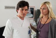 Die Alpenklinik – Die Klinikmanagerin Miriam (Saskia Valencia) tröstet den Medizinstudenten Thomas (David Winter).