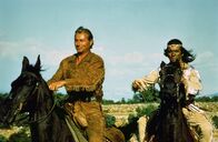 Winnetou 2 – Old Shatterhand (Lex Barker, l.) und Winnetou (Pierre Brice, r.) wollen den Banditen das Handwerk legen.
