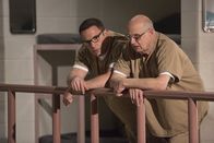 The Accountant – Im Gefängnis lernt Christian Wolff (Ben Affleck, l.) eine Menge von seinem Mentor Francis Silverberg (Jeffrey Tambor, r.).