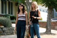 The Mick – Sabrina (Sofia Black-D'Elia, l.) und Mickey (Kaitlin Olson, r.) wollen nicht akzeptieren, dass der Finanzberater ihnen tatsächlich den Geldhahn zudreht und schmieden einen Plan, um ihr ausschweifendes Leben weiterführen zu können.