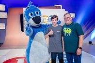 1, 2 oder 3 – Für Kamerakind Moritz (M.) war die Aufzeichnung eine tolle Erfahrung. Piet (l.) und Elton (r.) freuen sich mit ihm.