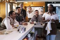 Perfect Harmony – (v.l.n.r.) Reverend Jax (Rizwan Manji); Dwayne (Geno Segers); Arthur Cochran (Bradley Whitford); Ginny (Anna Camp); Wayne (Will Greenberg); Adams Adams (Tymberlee Hill)