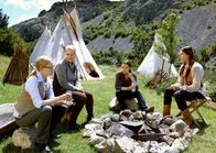Winnetous Weiber – Simone (Teresa Weißbach, li.), Gabriele (Floriane Daniel, 2. v. li.), Nora (Josephin Busch) und Maren Bogner (Nina Kronjäger, r.) campen im Indianerdorf.