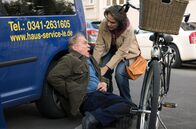 In aller Freundschaft – Arthur Regner (Joachim Paul Assböck) will von Harleen Kumar (Meral Perin) wissen, was sie daran hindert, ihren Gefühlen nachzugeben. Harleen hat einfach Angst, dass Arthur nicht lange trocken bleibt und wieder anfängt zu trinken. Das würde auch sie wieder in den Sog ziehen. Doch dann bricht Arthur plötzlich zusammen.