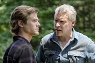 MacGyver – L-R: MacGyver (Lucas Till) und James MacGyver (Tate Donavan)