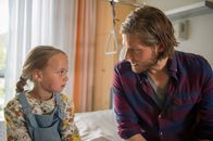 Die Bergretter – Die kleine Martha (Tamara-Laura Graser, l.) ist körperlich unversehrt, doch wo sind ihre Eltern? Markus Kofler (Sebastian Ströbel, r.) versucht dem traumatisierten Kind zu helfen.