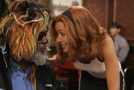 How I Met Your Mother – Lily (Alyson Hannigan, r.) genießt die Aufmerksamkeit ihres neuen Freundes, der Funk-Legende George Clinton (George Clinton, l.)