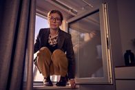 Vierwändeplus – Caro (Birte Hanusrichter) möchte, dass für Tochter Emma alles so ist wie immer – selbst, wenn das bedeutet, dass sie dafür durch das Schlafzimmerfenster klettern muss.