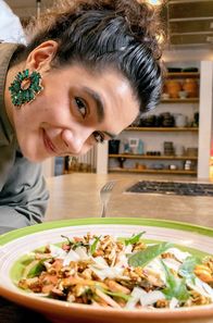 Zu Tisch mit Lucie - Kitchen Hacks – Lucie zeigt, wie man aus frischem Löwenzahn einen fruchtigen Salat macht.