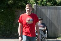 Inspector Barnaby – Der junge Lord Timothy Argo (Will Brown, l.) veranstaltet jährlich das Comic-Festival "Francon" in Carvers Valley. Verbirgt er etwas? Und warum interessiert sich der berühmte Zeichner Darwin Chipping (Bill Bailey, r.) so sehr für die Menschen in diesem Ort?