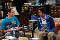 The Big Bang Theory – Howard bringt seine neue Freundin Bernadette zum Abendessen zu seinen Freunden Leonard, Sheldon (Jim Parsons, l.) und Raj (Kunal Nayyar, r.) mit. Dabei muss sie am eigenen Leib erfahren, wie verschroben Sheldon ist ..