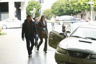 Castle – Kevin (Seamus Dever, M.) und Javier (Jon Huertas, l.) begleiten Kate (Stana Katic, r.) zu ihrem nächsten Fall ...