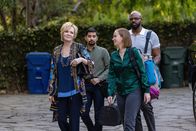 Hacks – Deborah (Jean Smart, l.) lädt Ava (Hannah Einbinder, 2.v.r.), Marcus (Carl Clemons-Hopkins, r.) und Damien (Mark Indelicato, 2.v.l.) in ihre luxuriöse Zweitvilla in Los Angeles ein – der perfekte Ort, um ihr mit Spannung erwartetes Stand-up-Special zu planen. Doch zwischen Palmen und Pool brodelt es bald nicht nur kreativ.