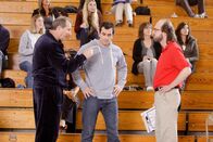 Modern Family – Als Phil (Ty Burell, Mi.) den Basketballcoach (Eric Lange, re.) höflich bittet, weniger streng mit den Kindern umzugehen, macht dieser sich bloß lustig über ihn - bis Jay (Ed O'Neill) eingreift. Phil ist frustriert: Wieder einmal wurde er von Schwiegervater und Besserwisser Jay auf die Ersatzbank befördert...