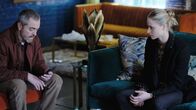 Suspect – In der Wohnung seiner Tochter begegnet Danny (James Nesbitt) Nicola (Niamh Algar), der Ehefrau seiner toten Tochter, die ihm ein Video der Hochzeit zeigt.