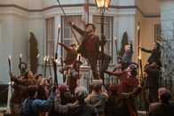 Mary Poppins' Rückkehr – Jack (Lin-Manuel Miranda) Mary Poppins (Emily Blunt) und die Banks-Kinder mit einer Besatzung von Straßenlampenscheinwerfern in der Cherry Tree Lane 17