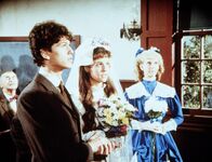 Unsere kleine Farm – Willie Oleson (Jonathan Gilbert, l.) heiratet Rachel Brown (Sherri Stoner, M.). Seine Schwester Nancy (Allison Balson, r.) ist Brautjungfer.