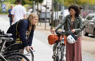 In aller Freundschaft – Als Rieke Machold (Liza Tzschirner, re.) ihre Freundin Miriam Schneider (Christina Petersen, li.) morgens zur Klinik begleitet, erwähnt Miriam beiläufig, dass ihre Mutter in Leipzig ist. Rieke kennt sie noch nicht und wundert sich, dass Miriam die beiden einander vorenthält.