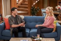 The Neighborhood – Dave Johnson (Max Greenfield, l.); Gemma Johnson (Beth Behrs, r.)