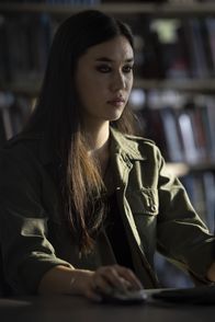 Crazy Fun Park – Violetta (Hannah Ogawa) in der Bibliothek.