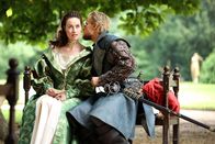 Die Musketiere – Milady (Maimie McCoy, l.); Rochefort (Marc Warren, r.)