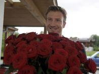 Der Bergdoktor – Hans (Heiko Ruprecht) überrascht seine Klara mit einem großen Rosenstrauß.