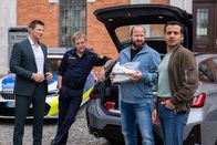 Die Rosenheim-Cops – Polizeihauptmeister Mohr (Max Müller, 2.v.l.) und Vitzi Huber (Alexander Vitzthum, 2.v.r.) von der Spurensicherung zeigen den Kommissaren Hansen (Igor Jeftić, l.) und Kaya (Baran Hêvî, r.) mögliche Beweisstücke im aktuellen Mordfall.