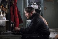 Arctic – Karge Notunterkunft im Flugzeugwrack: Mads Mikkelsen als Overgård