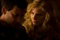 Spartacus – Ilithyia (Viva Bianca, r.), Tochter des Senators Albinius, will, dass ihr Ehemann Claudius Glaber (Craig Parker, l.) Karriere macht und möglichst schnell heimkehrt. Deshalb begeht er einen folgenschweren Wortbruch ...