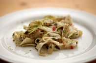 Zu Tisch ... – Pasta mit Buchensprossen, Birkenknospen und rotem Pfeffer