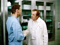 Aufschneider – (v.li.): Oliver Baier (Dr. Böck), Josef Hader (Fuhrmann).