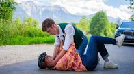 Watzmann ermittelt – Bastian Stelziger (Lukas Amberger Baumeister, r.) versucht Lena Rittler (Teresa Klamert, l.) zu erdrosseln.