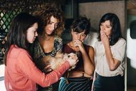 They Were Ten – Von links: Nina (Matilda Lutz), Kelly (Manon Azem), Victoria (Romane Bohringer) und Eve (Marianne Denicourt) sind schockiert: Jemand hat Kellys Hund Bertrand getötet.