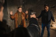 Die Füchsin – Anne Marie Fuchs (Lina Wendel, li) und Youssef El Kilali (Karim Chérif, re) haben das Versteck von Lukas Bender (Eric Klotzschm, Mitte) ausfindig gemacht und wollen mit ihm reden. Bender ist aber zuerst nicht besonders gesprächig und bedroht die beiden mit einer Waffe.