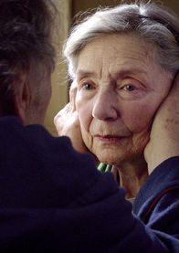Liebe – Anne (Emmanuelle Riva) richtet eine letzte Bitte an ihren Mann Georges (Jean-Louis Trintignant).