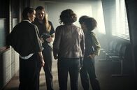 Tatort – Nico (Johannes Scheidweiler) und Mara (Davina Chanel Fox) sind voll Ermittlungseifer, was Johanna (Lisa Bitter, l.) und Lena (Ulrike Folkerts, 2.v.r.) gefällt und auch ein wenig amüsiert.