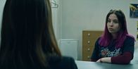 Silverpoint – Kaz (Maiya Silveston, r.) wird von Charlotte(Crystal Yu, l.), einer Kollegin von Fischer, unermüdlich nach den vier Symbolen ausgefragt. Doch Kaz gibt sie nicht preis.
