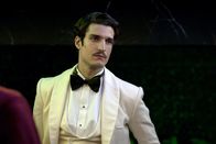 Saint Laurent – Zwischen Jacques de Bascher (Louis Garrel, li.) und Yves entsteht eine leidenschaftliche Affäre. Gemeinsam erleben sie in den 70er Jahren wilde Partys mit freier Liebe und Drogen.